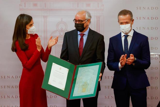 La reina Letizia hace entrega en el Senado de los premios Luis Carandell de periodismo parlamentario