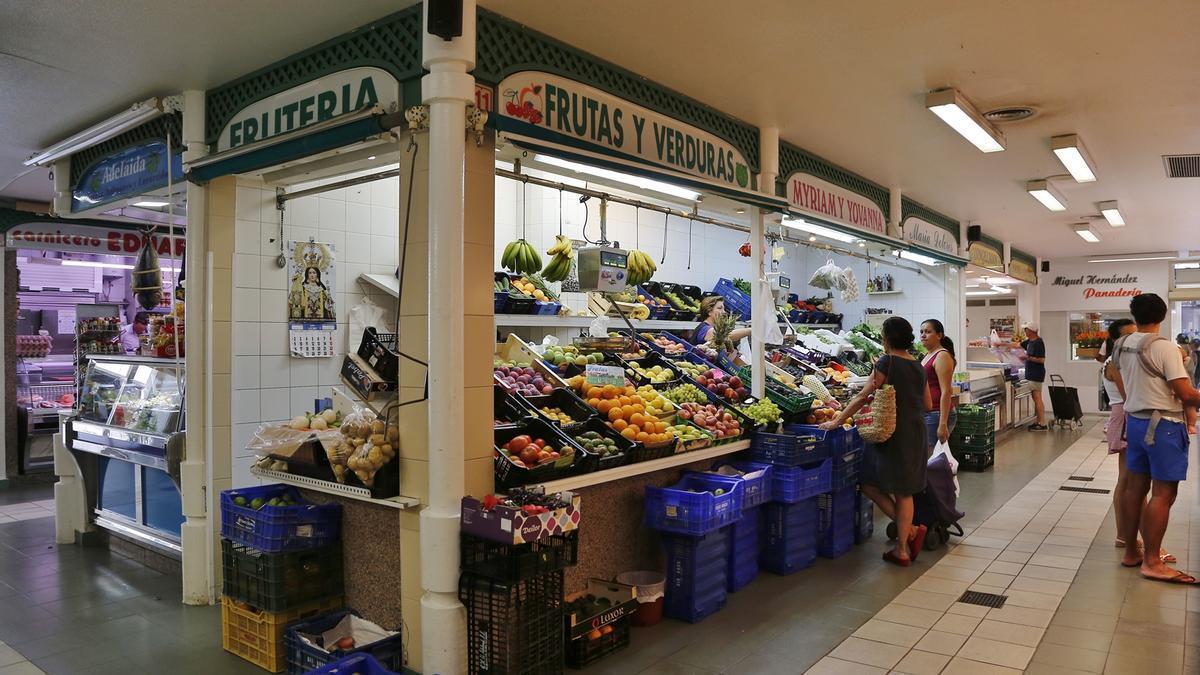 Mercado de abastos, donde todavía se mantienen en torno a una docena de negocios de proximidad