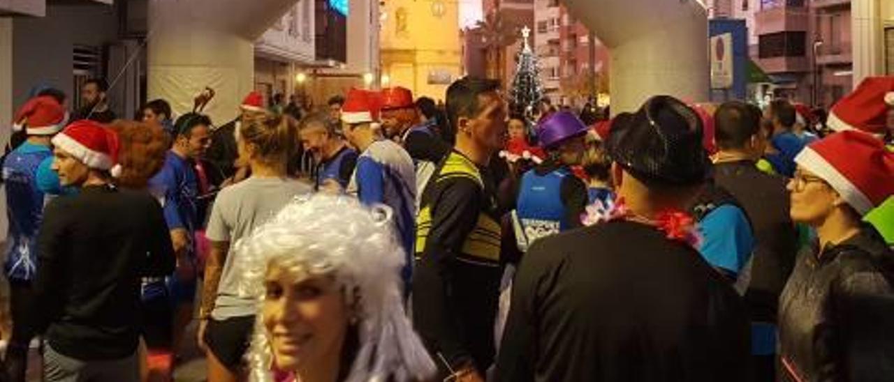 El Club Atletismo Almussafes se disfrazó para correr en la tercera edición de la San Silvestre.