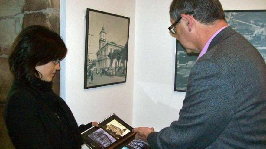 El alcalde y la responsable del museo observan fotografías antiguas de Carballo. / m. c. s.