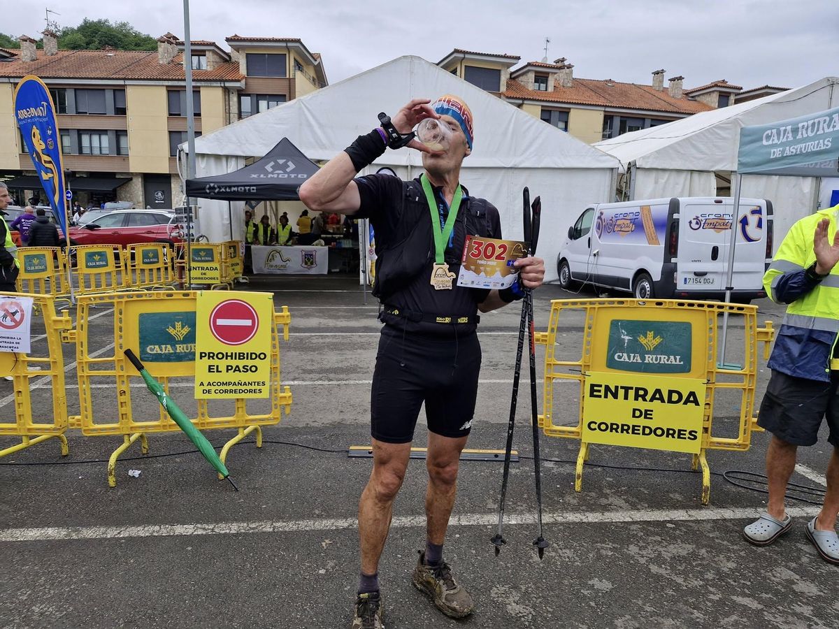 Toño Gutiérrez celebra el final de la prueba tomándose un culín de sidra