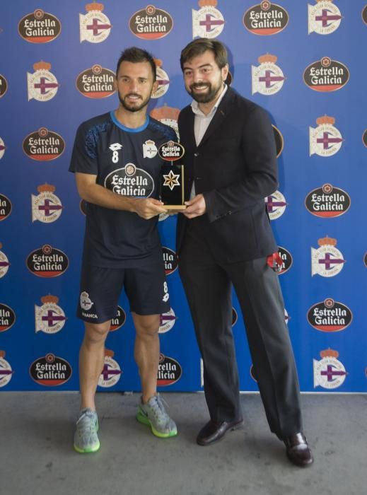 Çolak recibe de manos de José Villanueva el premio al mejor jugador del mes, patrocinado por la cervecera.