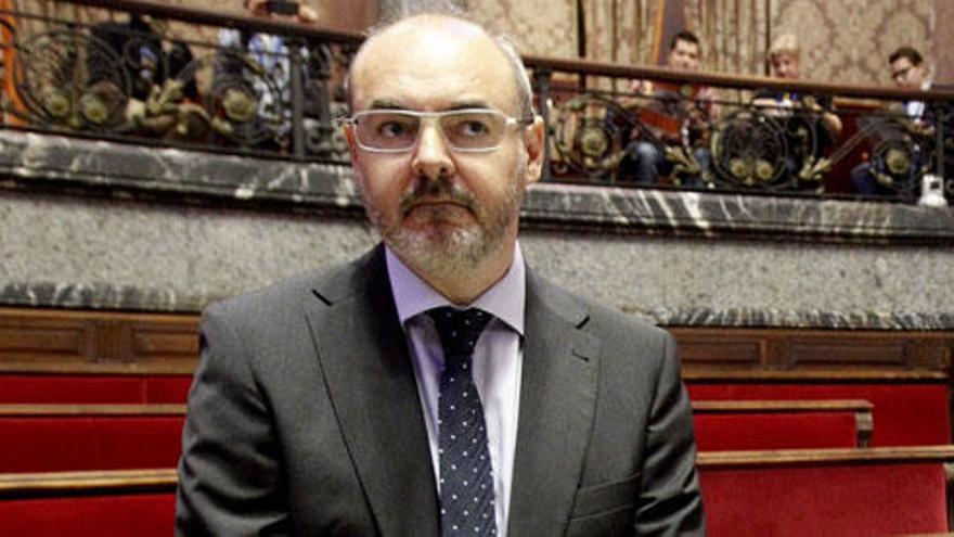 Bonig obliga a los concejales a retirar al encausado Félix Crespo como miembro de la comisión de investigación