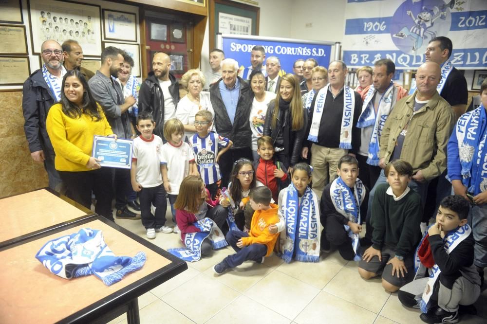 El extécnico deportivista Arsenio Iglesias y los jugadores Laure y  Bruno Gama acompañana a los miembros de la peña que dirige Julio Piñón.