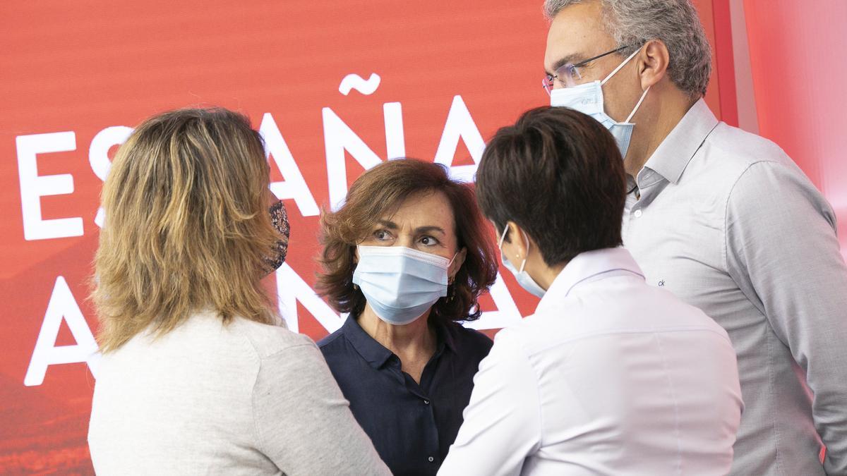 La secretaria de Igualdad del PSOE y exvicepresidenta primera del Gobierno, Carmen Calvo, charla con la vicepresidenta tercera, Teresa Ribera (i); la ministra de Política Territorial y portavoz del Ejecutiva, Isabel Rodríguez (2d), y el responsable de Formación del partido y delegado del Gobierno en Castilla y León, Javier Izquierdo, el pasado 8 de febrero de 2021 en Ferraz, antes de la último reunión de la ejecutiva federal del PSOE previa al 40º Congreso de València.