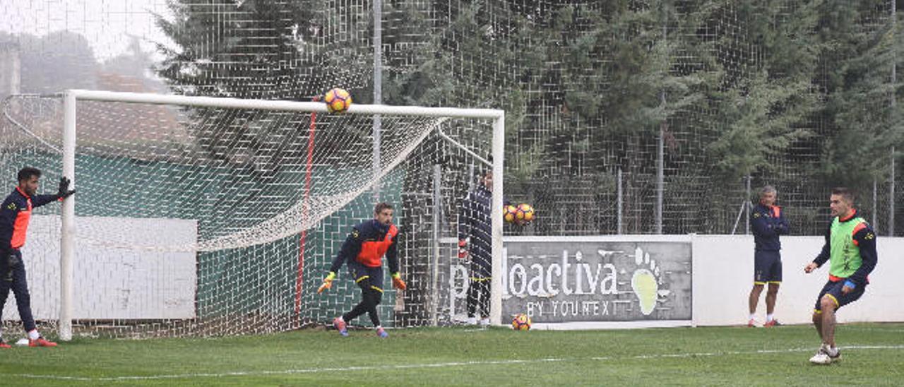 Marko Livaja, con Quique Setiñen de fondo, durante un entrenamiento de la semana pasada en Huesca.