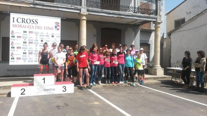 Las ganadoras en distintas categorías posan en la Plaza Mayor.