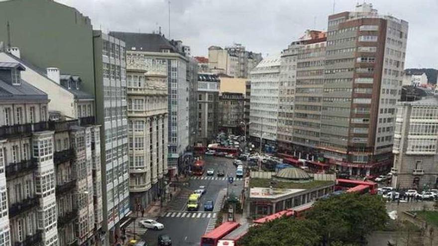 Buses urbanos, ayer, atascados en la plaza de Pontevedra.