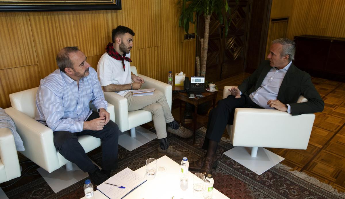 Azcón respondiendo a las preguntas de este diario en su despacho en el Ayuntamiento de Zaragoza.