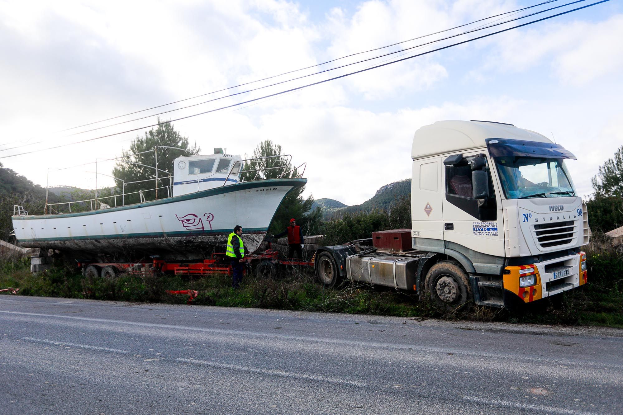 Retirada de barcos almacenados ilegalmente en Cala Tarida