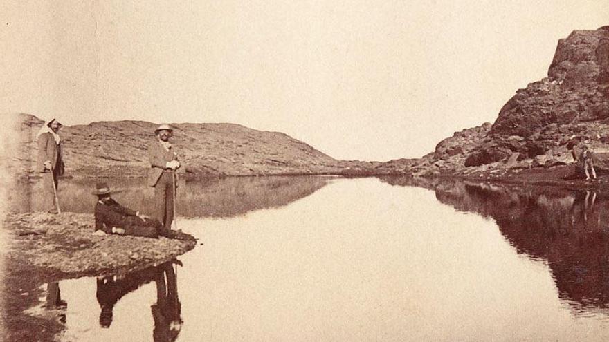 Una de las fotografías del libro, la Laguna de las Yeguas en 1892.
