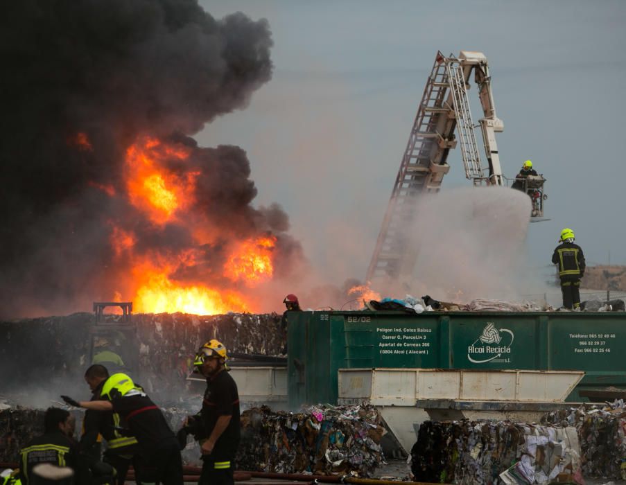 Más de una veintena de bomberos trabajaban anoche para sofocar el complicado incendio.