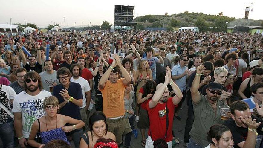 Numerosos asistentes a la jornada inaugural del Festival Internacional de Benicassim, (FIB) .