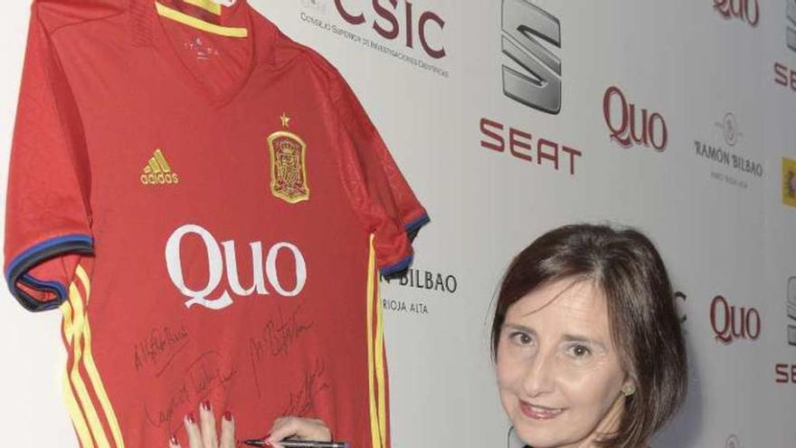 Carmen Martínez firma la camiseta de la Selección de la Ciencia.
