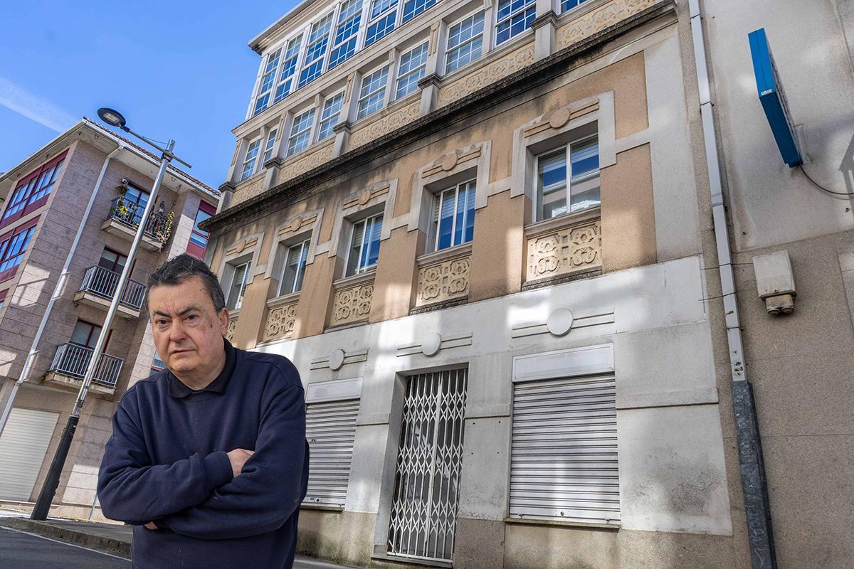 Juan Lema Negrillo diante da casa familiar, na rúa García Prieto de Conxo