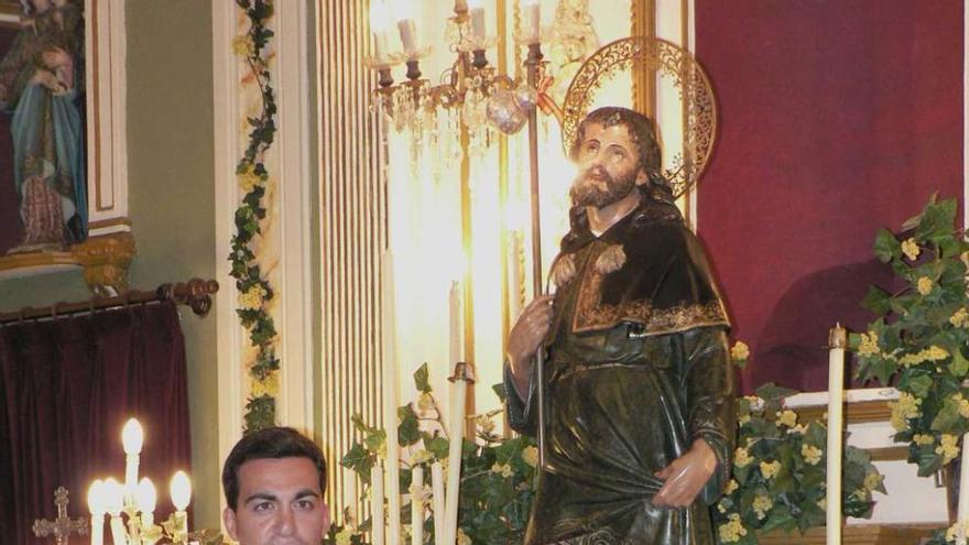 Javier Abelllo Gonzalo, junto a la imagen de San Roque.