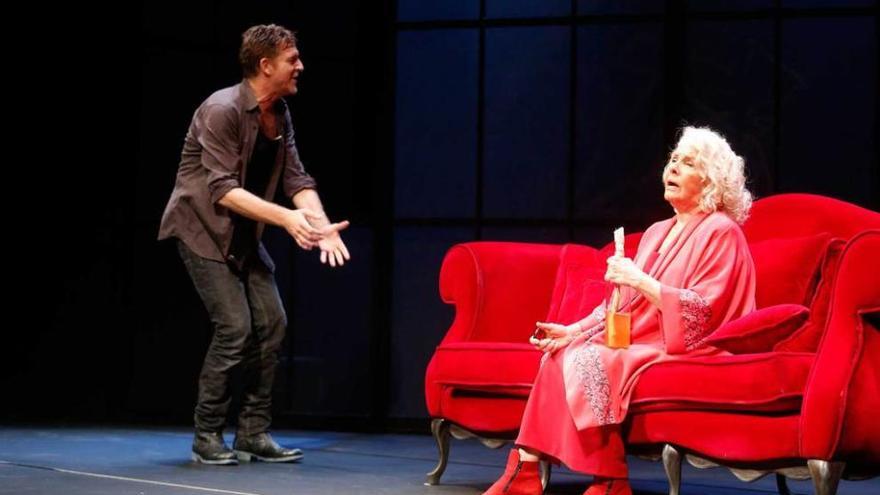 Juanjo Artero y Lola Herrera, ayer, en el estreno nacional de &quot;La velocidad del otoño&quot;.