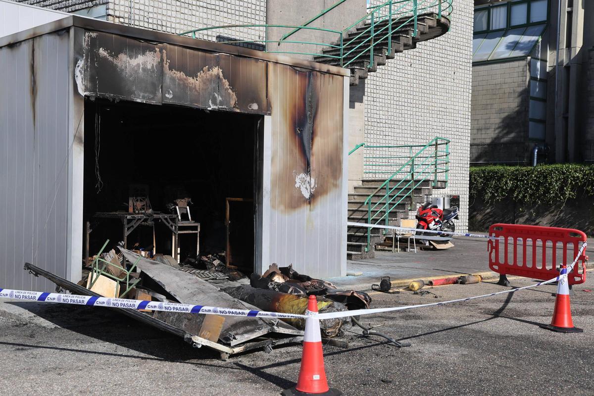 Estado del taller tras el incendio. En el interior se observa el chasis afectado por las llamas.