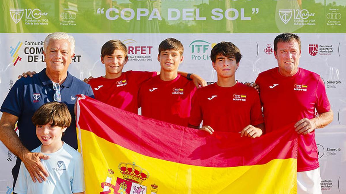 El conjunto nacional, entre ellos Jaime Alcaraz, posando en València