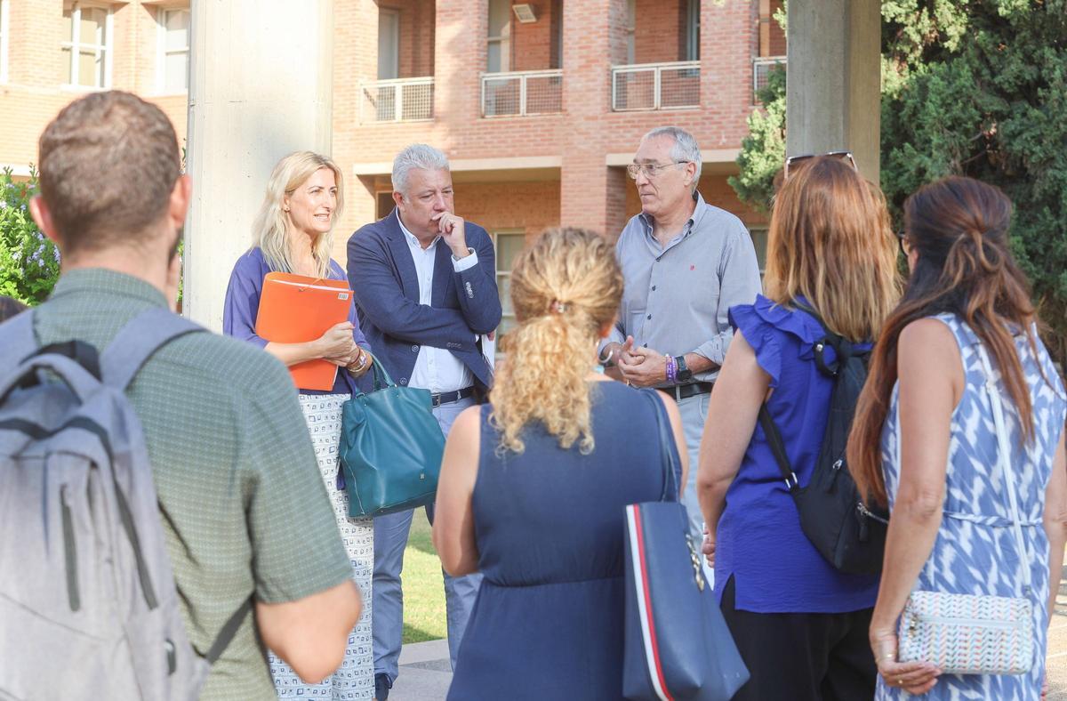 La directora general de Personal Docente, el secretario autonómico de Educación y el subdirector general hablan con afectados por los errores en la adjudicación de plazas.
