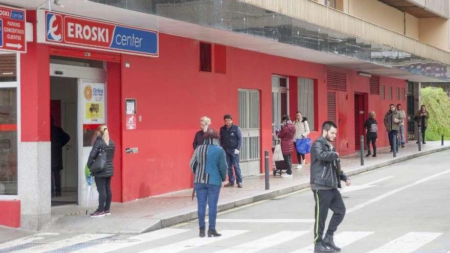 Cola para acceder a un supermercado de Lalín, a mediodía de ayer. // Bernabé/Ana Agra