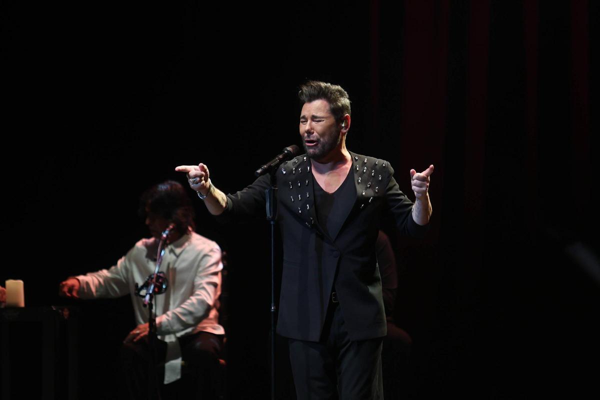 El concierto de Miguel Poveda en Gijón, en imágenes