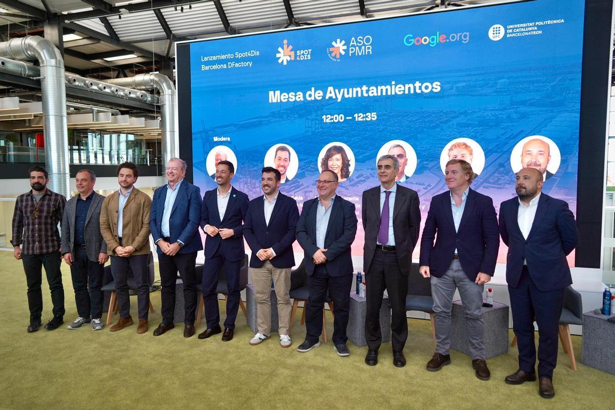 El alcalde de Badajoz, Ignacio Gragera, segundo por la derecha, junto al resto de autoridades durante la presentación de la nueva aplicación en Barcelona.
