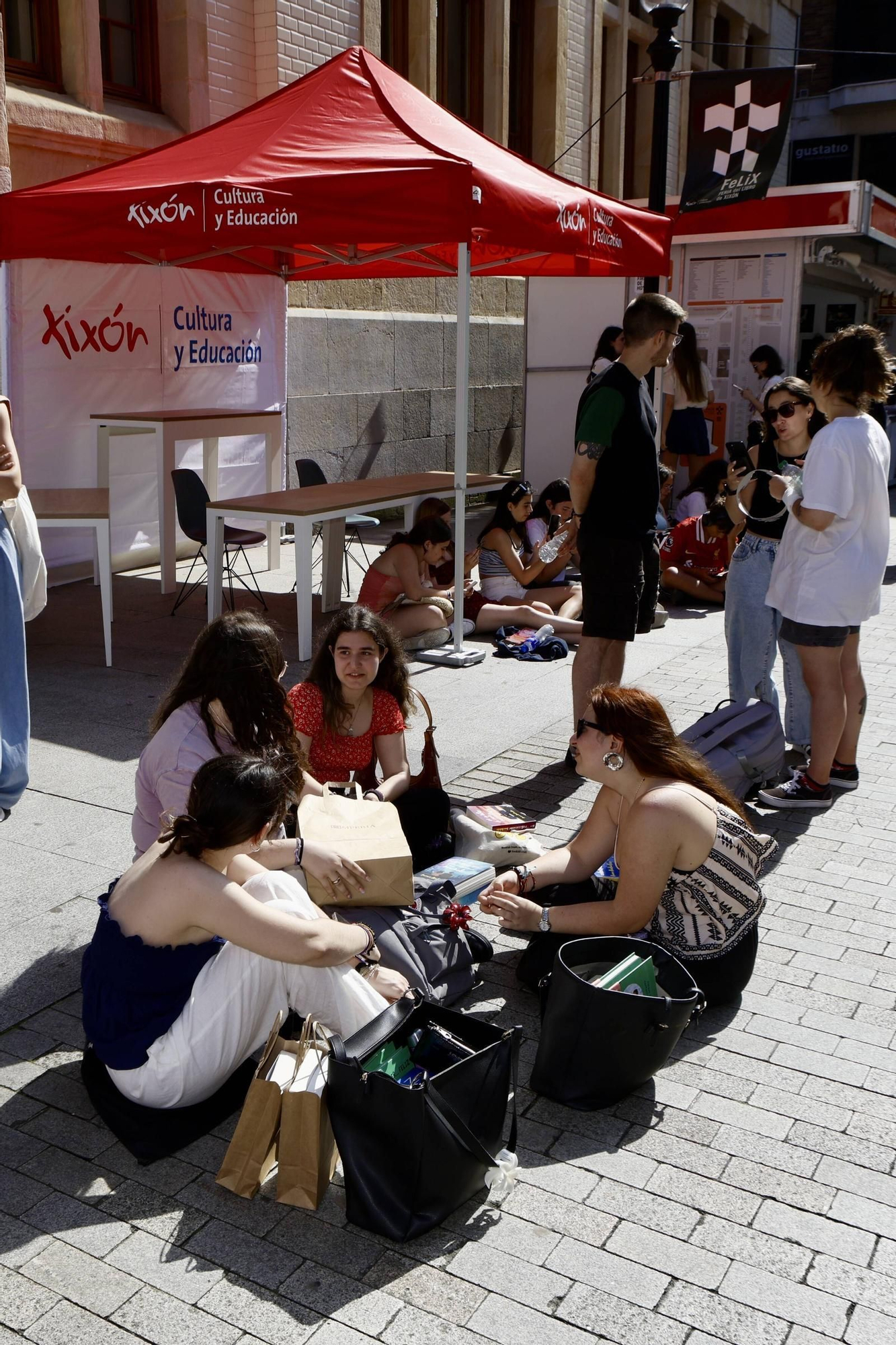 El inicio de la Feria del Libro de Gijón, en imágenes