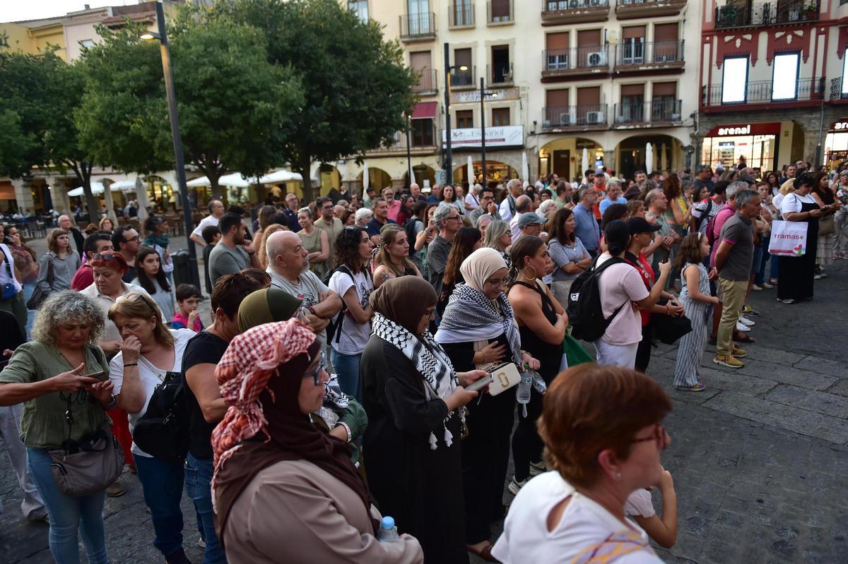 Fotogalería | Imágenes de la concentración en apoyo a la flotilla en Plasencia
