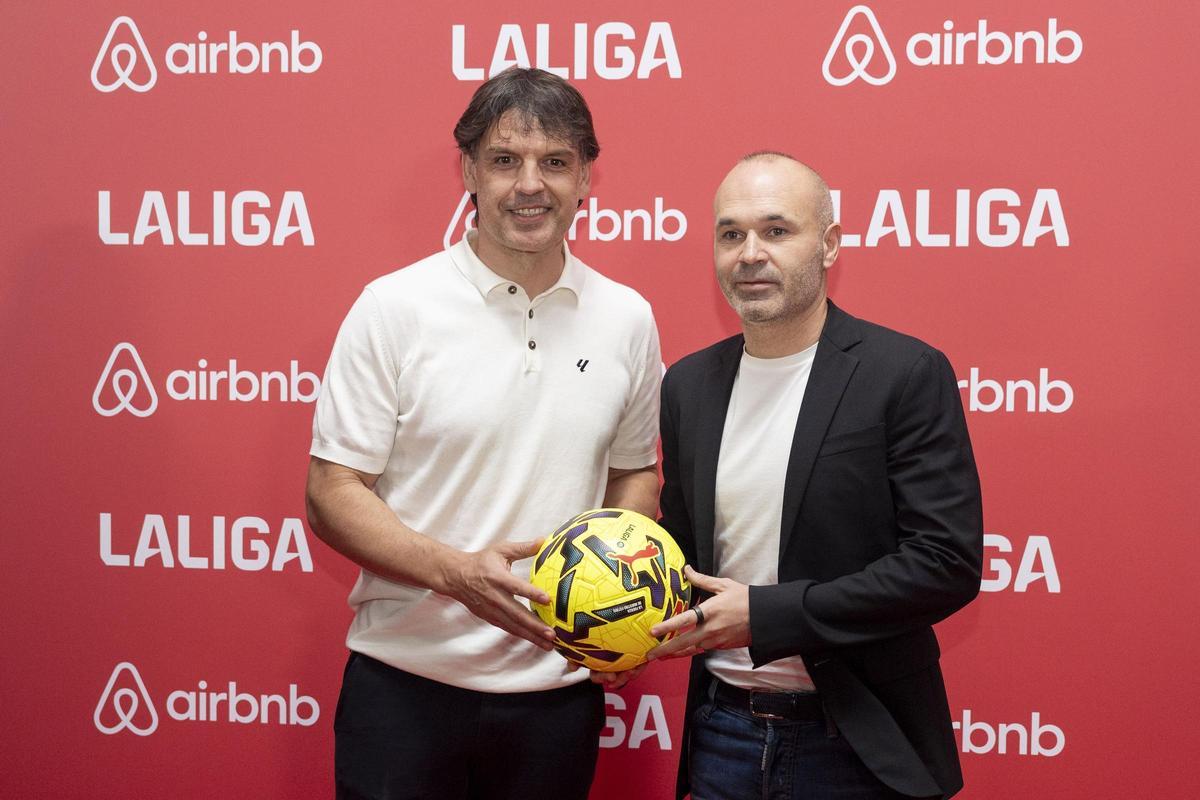 Fernando Morientes y Andrés Iniesta, en el acuerdo firmado entre LaLiga y Airbnb.