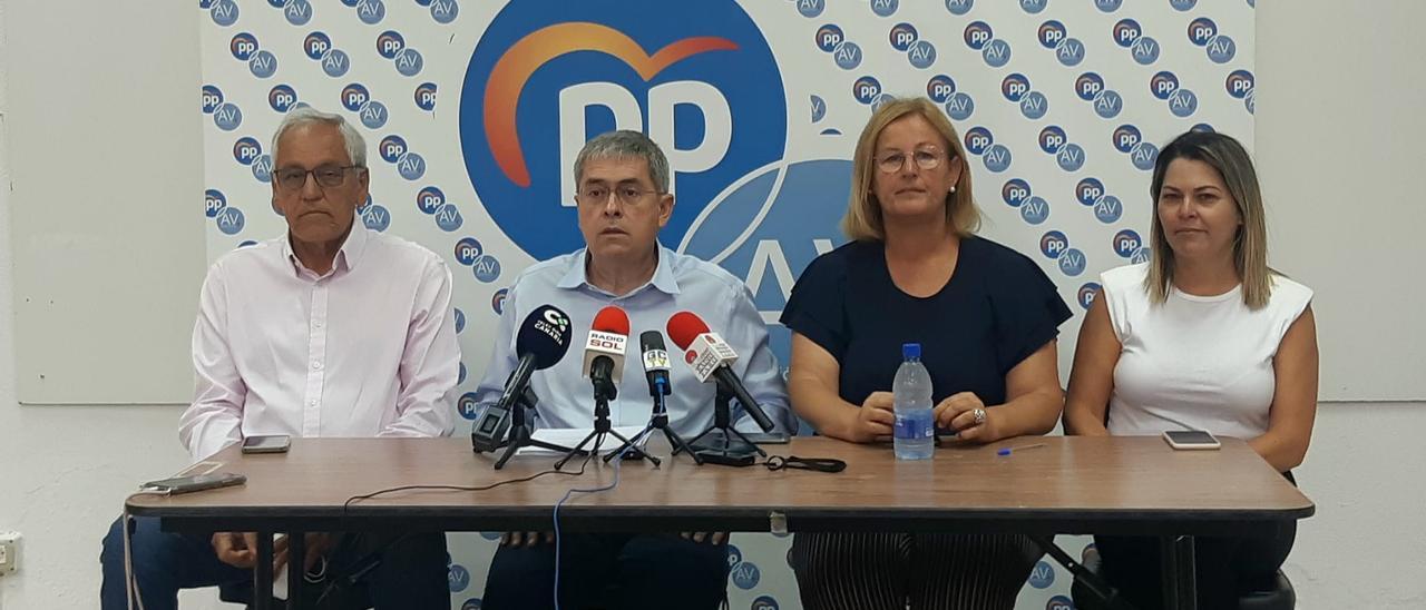 Por la izquierda, Ramón Suárez, Marco Aurelio Pérez, Elena Álamo y Araceli Armas, durante la rueda de prensa de este lunes en la sede de PP-AV.