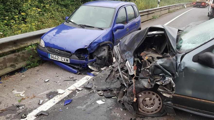 Los coches accidentados en Castropol esta mañana.