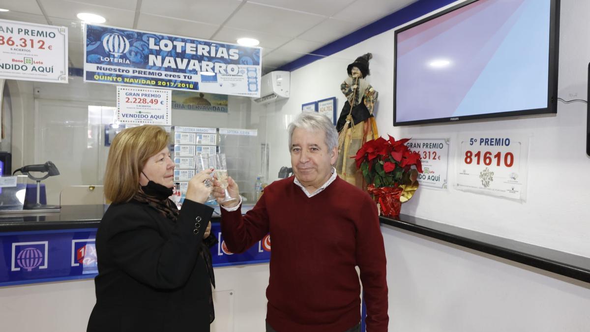Andrés Navarro y Mari Carmen Gallardo, hoy en su despacho de la lotería de Sant Antoni, donde se ha vendido el segundo premio.