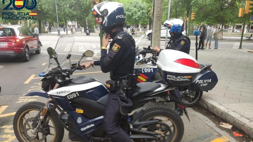 Motoristas de la Policía Nacional durante una patrulla en Palma.