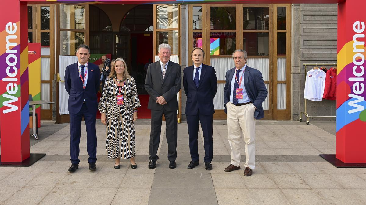 El concejal de Turismo Pedro Quevedo, en el centro, con representantes de la compañía.