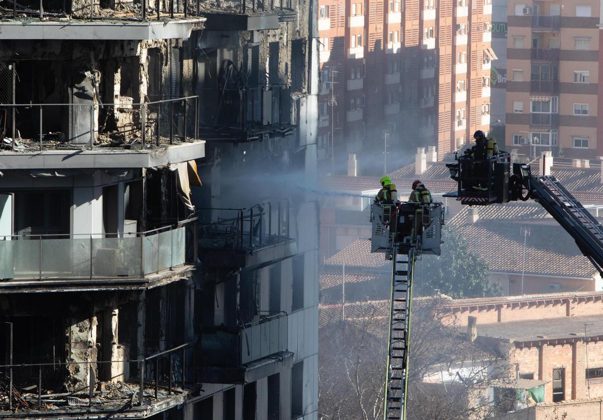 Los bomberos trabajan para enfriar la fachada