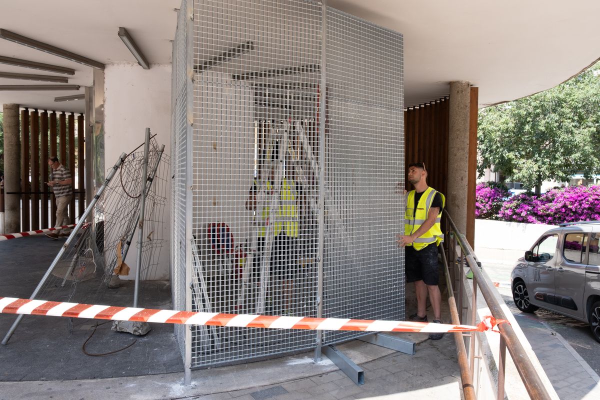 Cierran con barreras metálicas el espacio donde dormían los sin techo en la plaza Comtat del Rosselló de Palma