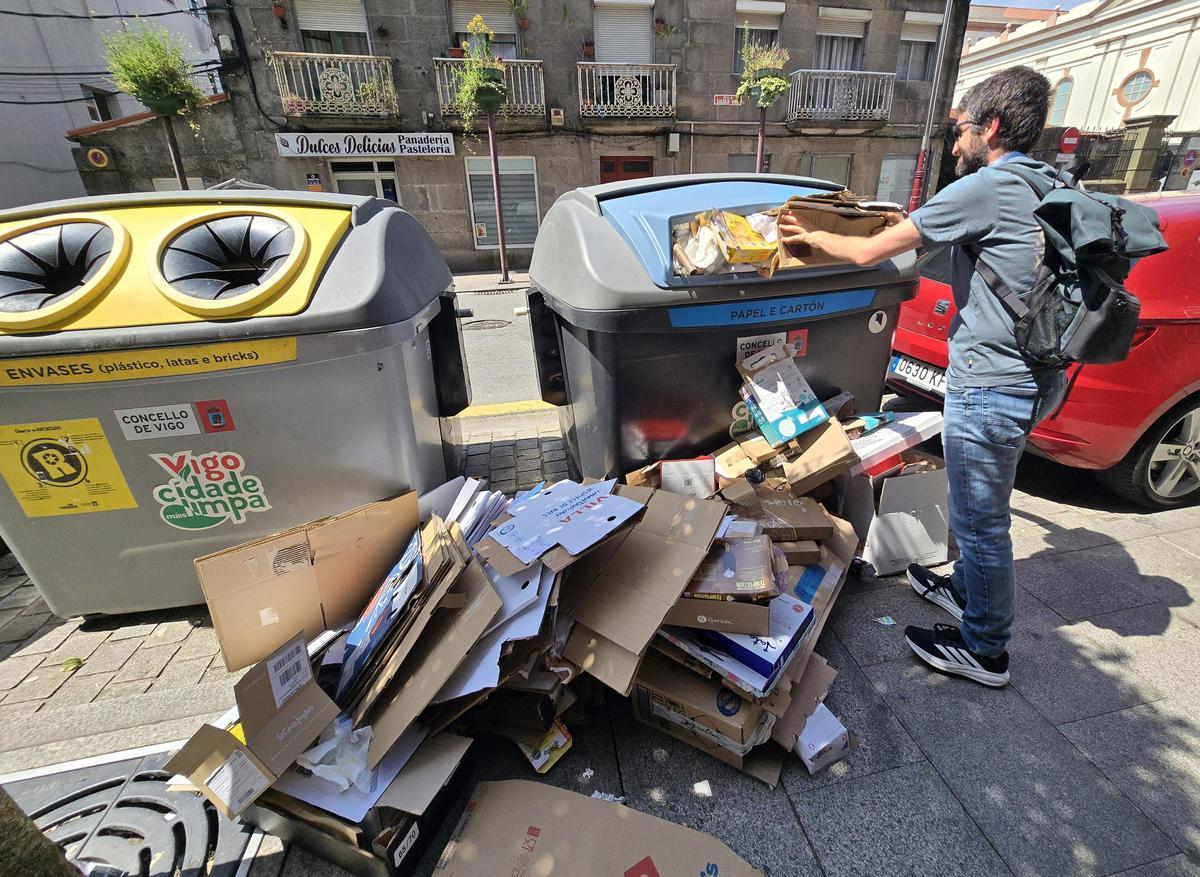 Las bolsas y desperdicios se acumulan en Vigo por la huelga de basura