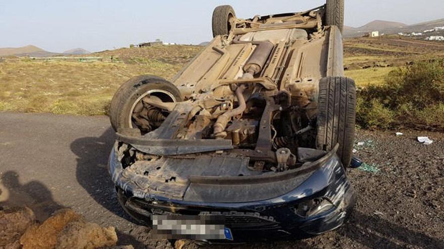 Una mujer herida leve tras volcar con su coche en Lanzarote