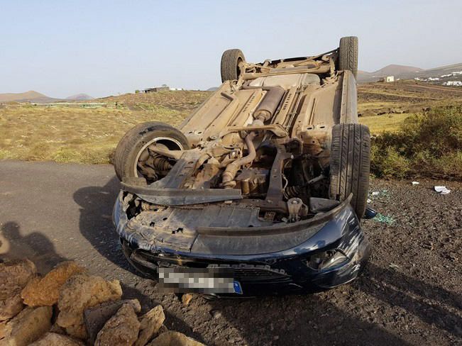 Una mujer herida leve tras volcar con su coche en Lanzarote