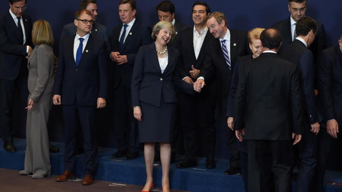 Theresa May, en el centro, saludando a otros dirigentes europeos