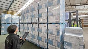 Palés llenos de cajas de botellas de vino de Altos de Torona, paralizados en el almacén de Disgobe, en Mos
