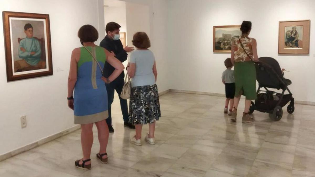 Algunos visitante contemplan 
en el Gaya la ‘Pintura
murciana escogida’.  ayto.murcia