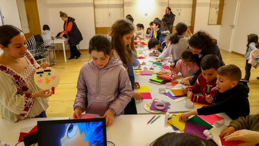 Un momento del taller celebrado ayer en A Illa. |   // IÑAKI ABELLA