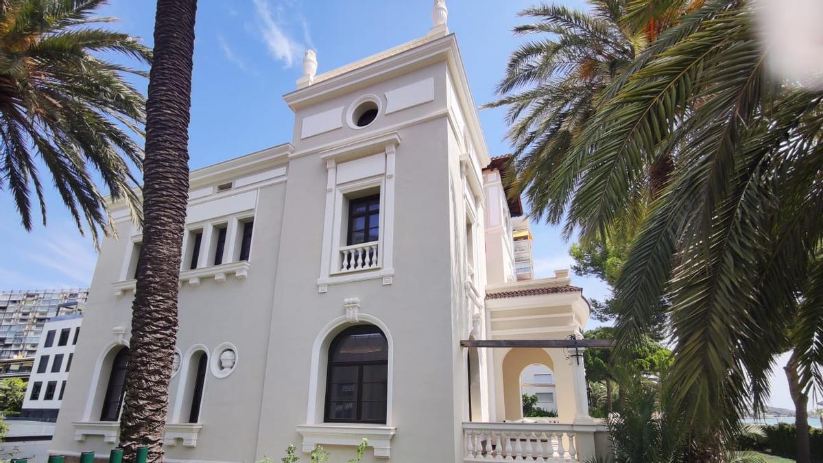 Villa María está rodeada de un amplio jardín en el que destacan la pérgola y el cenador.