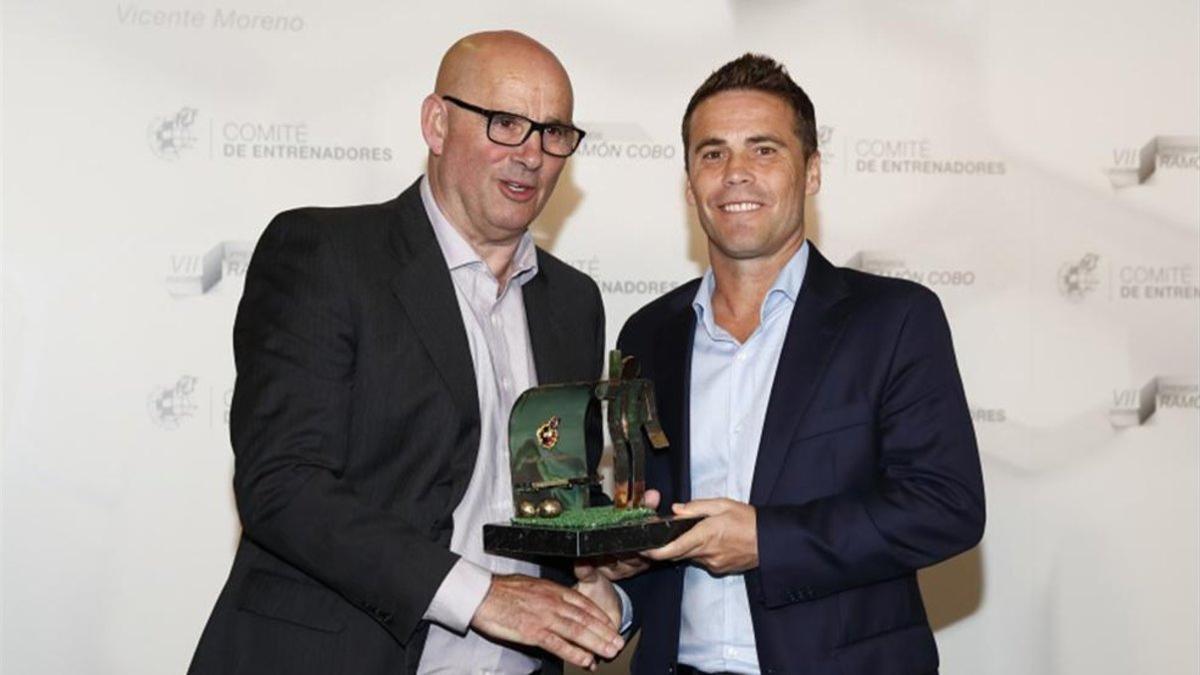 Rubi recibiendo el premio al mejor entrenador de Segunda