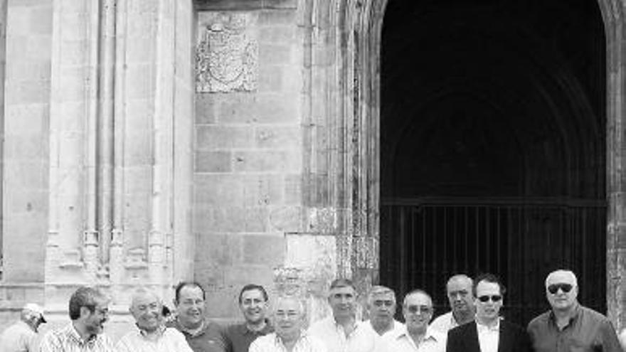 Varios de los integrantes de Amigos de la Rotonda, en la Catedral.