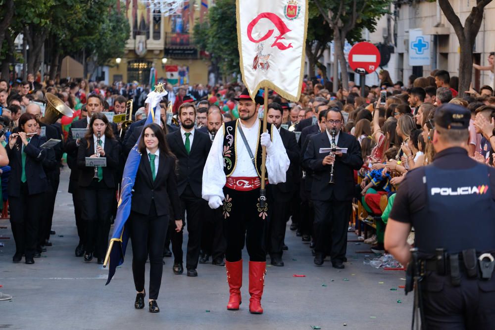 Millones de papelitos sobrevolaron a los miles de eldenses que se apiñaron cerca del castillo de Embajadas para escuchar y cantar el pasodoble Idella, que marca el comienzo de las fiestas