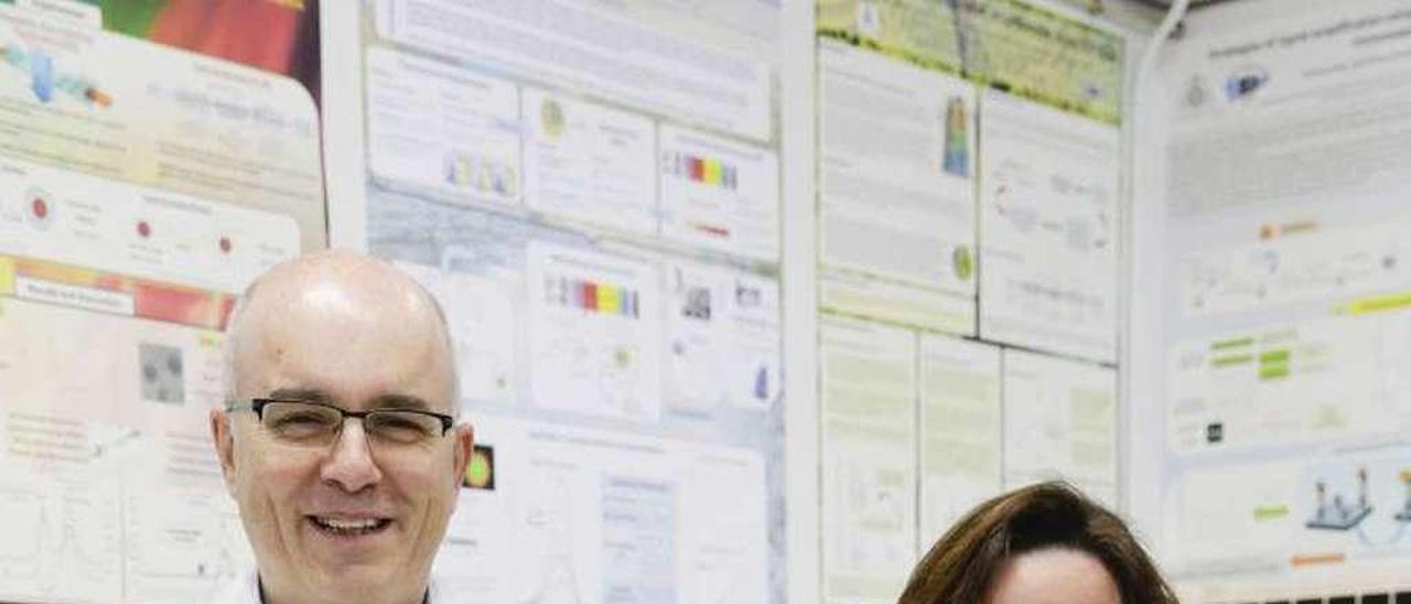 José Manuel Costa y Maite Fernández-Argüelles, en los laboratorios de la Facultad de Química.