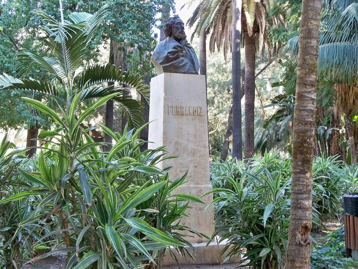 Monumento al pintor Bernardo Ferrándiz, autor de la decoración del café, en el Parque.
